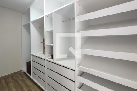 Casa à venda com 200m², 4 quartos e 4 vagasCloset da suíte