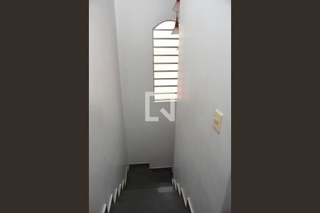 Casa para alugar com 150m², 2 quartos e 2 vagasEscada