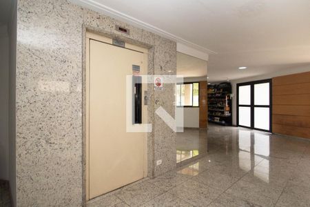 Apartamento para alugar com 72m², 2 quartos e 1 vaga Apartamento para alugar com 72m², 2 quartos e 1 vagaHall social - Elevadores