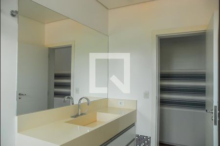 Casa à venda com 444m², 4 quartos e 7 vagasBanheiro da Suíte 4