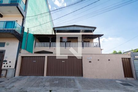 Casa à venda com 584m², 3 quartos e 5 vagas Casa à venda com 584m², 3 quartos e 5 vagasFachada