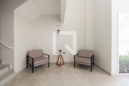 Apartamento à venda com 65m², 2 quartos e 1 vagaCondomínio - Hall de Entrada 