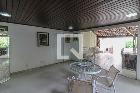 Casa de condomínio para alugar com 600m², 4 quartos e 6 vagasÁrea externa - Salão