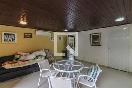 Casa de condomínio para alugar com 600m², 4 quartos e 6 vagasÁrea externa - Salão
