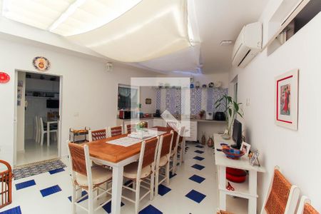 Casa à venda com 180m², 3 quartos e 2 vagasÁrea externa