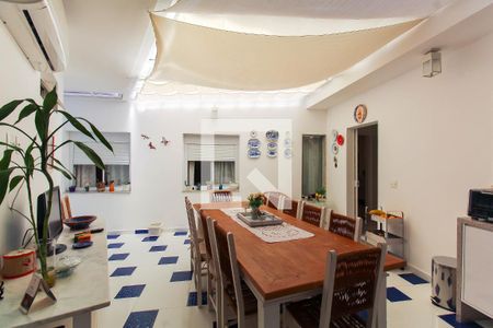 Casa à venda com 180m², 3 quartos e 2 vagasÁrea externa