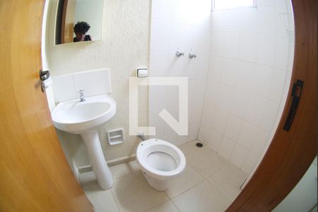 Banheiro de kitnet/studio para alugar com 1 quarto, 13m² em Vila Indiana, São Paulo