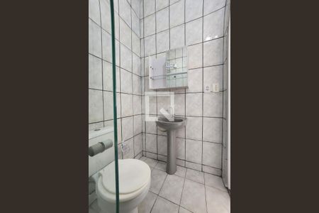 Banheiro de kitnet/studio para alugar com 1 quarto, 18m² em Patamares, Salvador