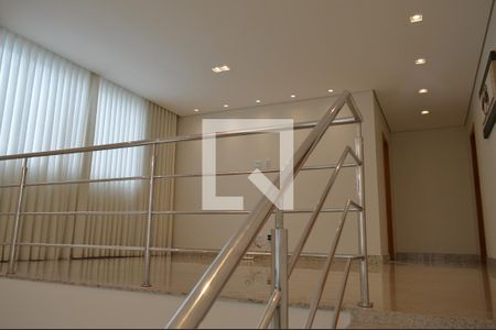 Casa de condomínio para alugar com 320m², 4 quartos e 4 vagasEscada para o segundo andar