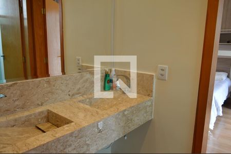 Casa de condomínio para alugar com 320m², 4 quartos e 4 vagasBanheiro da Suíte 2 e 3