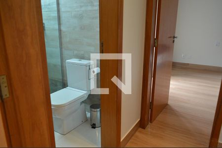 Casa de condomínio para alugar com 320m², 4 quartos e 4 vagasBanheiro da Suíte 2 e 3