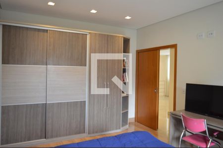 Casa de condomínio para alugar com 320m², 4 quartos e 4 vagasSuíte 3