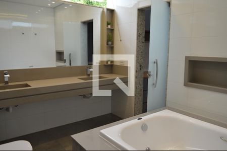 Casa de condomínio para alugar com 320m², 4 quartos e 4 vagasBanheiro da suíte 1