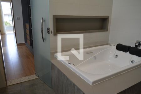 Casa de condomínio para alugar com 320m², 4 quartos e 4 vagasBanheiro da suíte 1