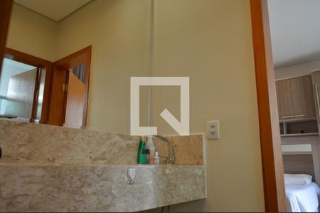 Casa de condomínio para alugar com 320m², 4 quartos e 4 vagasBanheiro da Suíte 2 e 3