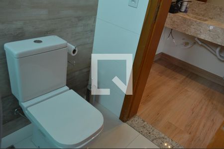 Casa de condomínio para alugar com 320m², 4 quartos e 4 vagasBanheiro da Suíte 2 e 3