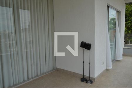 Casa de condomínio para alugar com 320m², 4 quartos e 4 vagasVaranda da Suíte 1