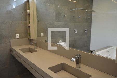 Casa de condomínio para alugar com 320m², 4 quartos e 4 vagasBanheiro da suíte 1