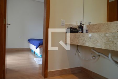 Casa de condomínio para alugar com 320m², 4 quartos e 4 vagasBanheiro da Suíte 2 e 3