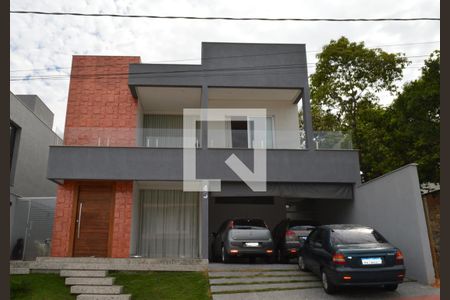 Casa de condomínio para alugar com 320m², 4 quartos e 4 vagasFachada da casa
