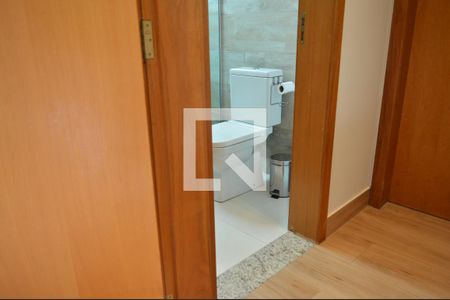 Casa de condomínio para alugar com 320m², 4 quartos e 4 vagasBanheiro da Suíte 2 e 3