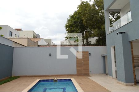 Casa de condomínio para alugar com 320m², 4 quartos e 4 vagasQuintal