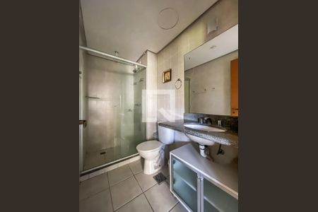 Banheiro de kitnet/studio para alugar com 1 quarto, 42m² em Três Figueiras, Porto Alegre