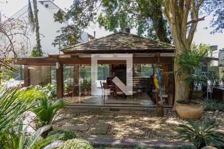 Casa à venda com 650m², 3 quartos e 3 vagas Casa à venda com 650m², 3 quartos e 3 vagasÁrea externa