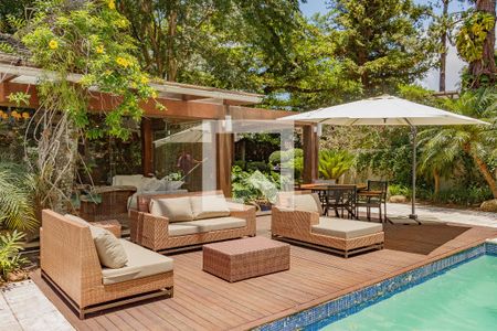 Casa à venda com 650m², 3 quartos e 3 vagas Casa à venda com 650m², 3 quartos e 3 vagasPiscina