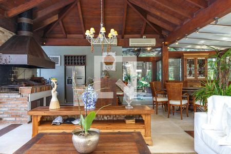 Casa à venda com 650m², 3 quartos e 3 vagas Casa à venda com 650m², 3 quartos e 3 vagasEspaço Gourmet