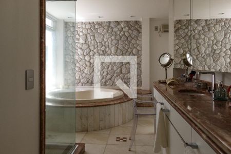 Casa à venda com 650m², 3 quartos e 3 vagas Casa à venda com 650m², 3 quartos e 3 vagasBanheiro da Suíte 1