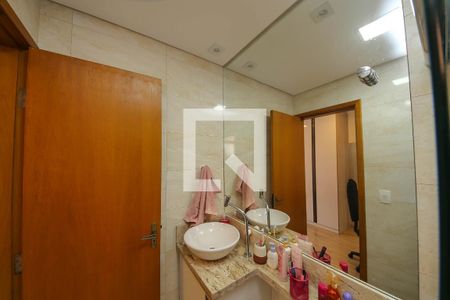 Casa à venda com 220m², 4 quartos e 4 vagasBanheiro Suíte 3