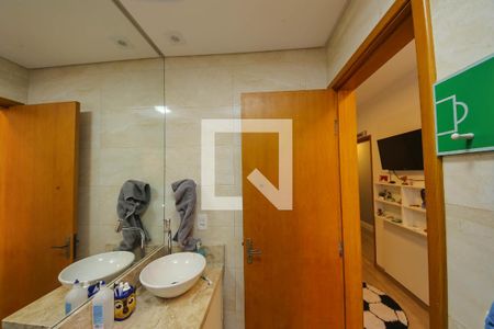 Casa à venda com 220m², 4 quartos e 4 vagasBanheiro Suíte 2