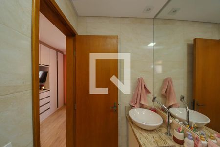 Casa à venda com 220m², 4 quartos e 4 vagasBanheiro Suíte 3