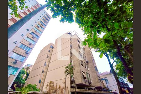 Apartamento à venda com 71m², 1 quarto e sem vagaFachada com cartaz QA.