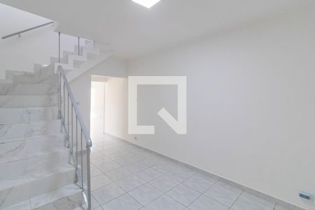 Casa para alugar com 110m², 3 quartos e 2 vagas Casa para alugar com 110m², 3 quartos e 2 vagasSala