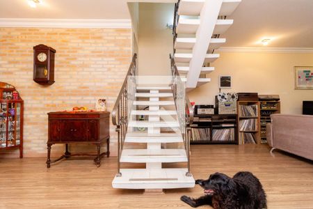 Casa à venda com 268m², 3 quartos e 4 vagas Casa à venda com 268m², 3 quartos e 4 vagasEscada