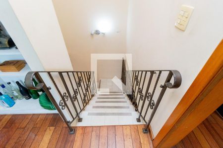 Casa à venda com 268m², 3 quartos e 4 vagas Casa à venda com 268m², 3 quartos e 4 vagasEscada