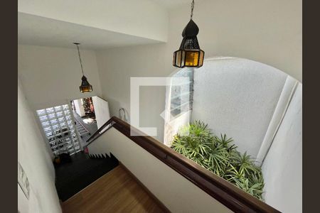 Casa à venda com 280m², 5 quartos e 2 vagasEscada