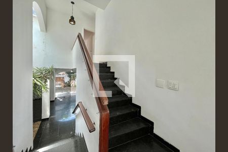 Casa à venda com 280m², 5 quartos e 2 vagasEscada