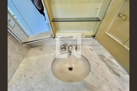 Casa à venda com 280m², 5 quartos e 2 vagasBanheiro 