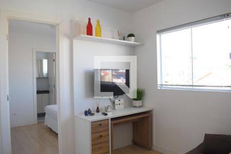Sala de kitnet/studio para alugar com 1 quarto, 31m² em Novo Mundo, Curitiba