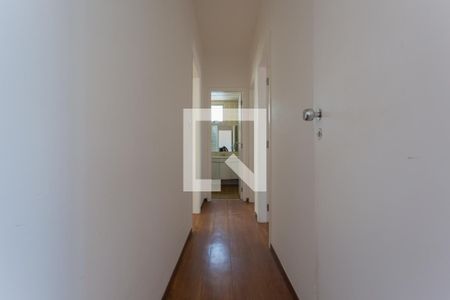 Corredor de apartamento para alugar com 3 quartos, 90m² em Cruzeiro, Belo Horizonte