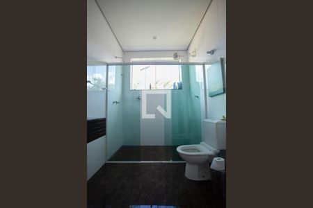 Casa à venda com 520m², 4 quartos e 5 vagasBanheiro da Suíte 2