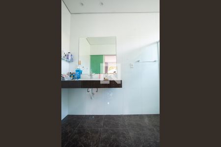 Casa à venda com 520m², 4 quartos e 5 vagasBanheiro da Suíte 2