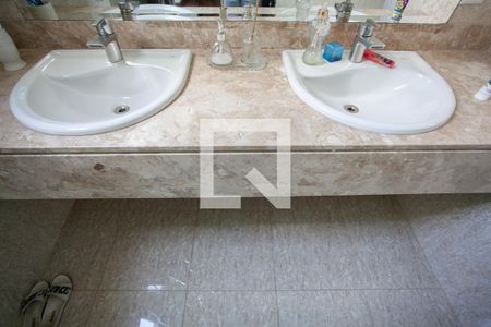 Casa à venda com 520m², 4 quartos e 5 vagasBanheiro da Suíte 1