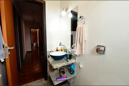 Casa à venda com 150m², 4 quartos e 6 vagasBanheiro social