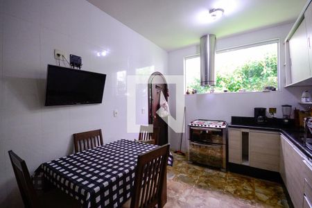 Casa à venda com 300m², 3 quartos e 3 vagasCozinha 