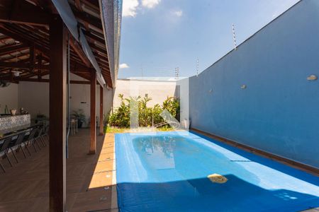 Casa à venda com 300m², 4 quartos e 5 vagas Casa à venda com 300m², 4 quartos e 5 vagasPiscina