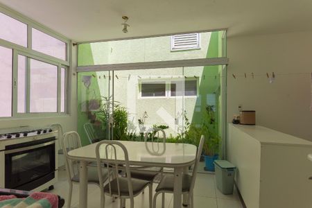Casa à venda com 300m², 4 quartos e 5 vagas Casa à venda com 300m², 4 quartos e 5 vagasÁrea de Serviço